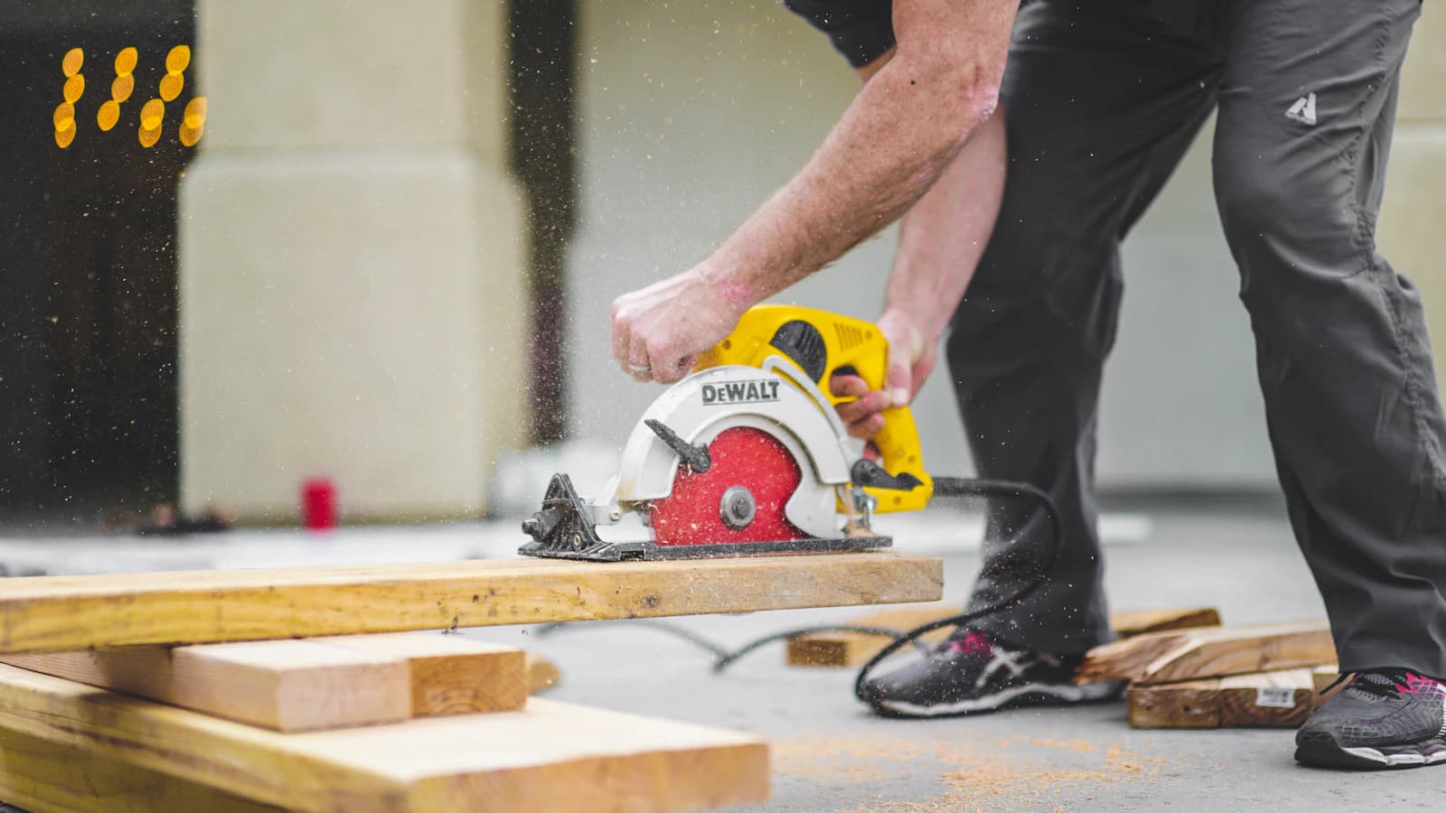 Schilder rolt verf op een binnenmuur tijdens het schilderen van een woning