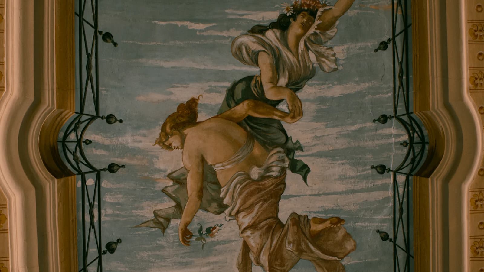 Schilder schildert een plafond met een verfroller