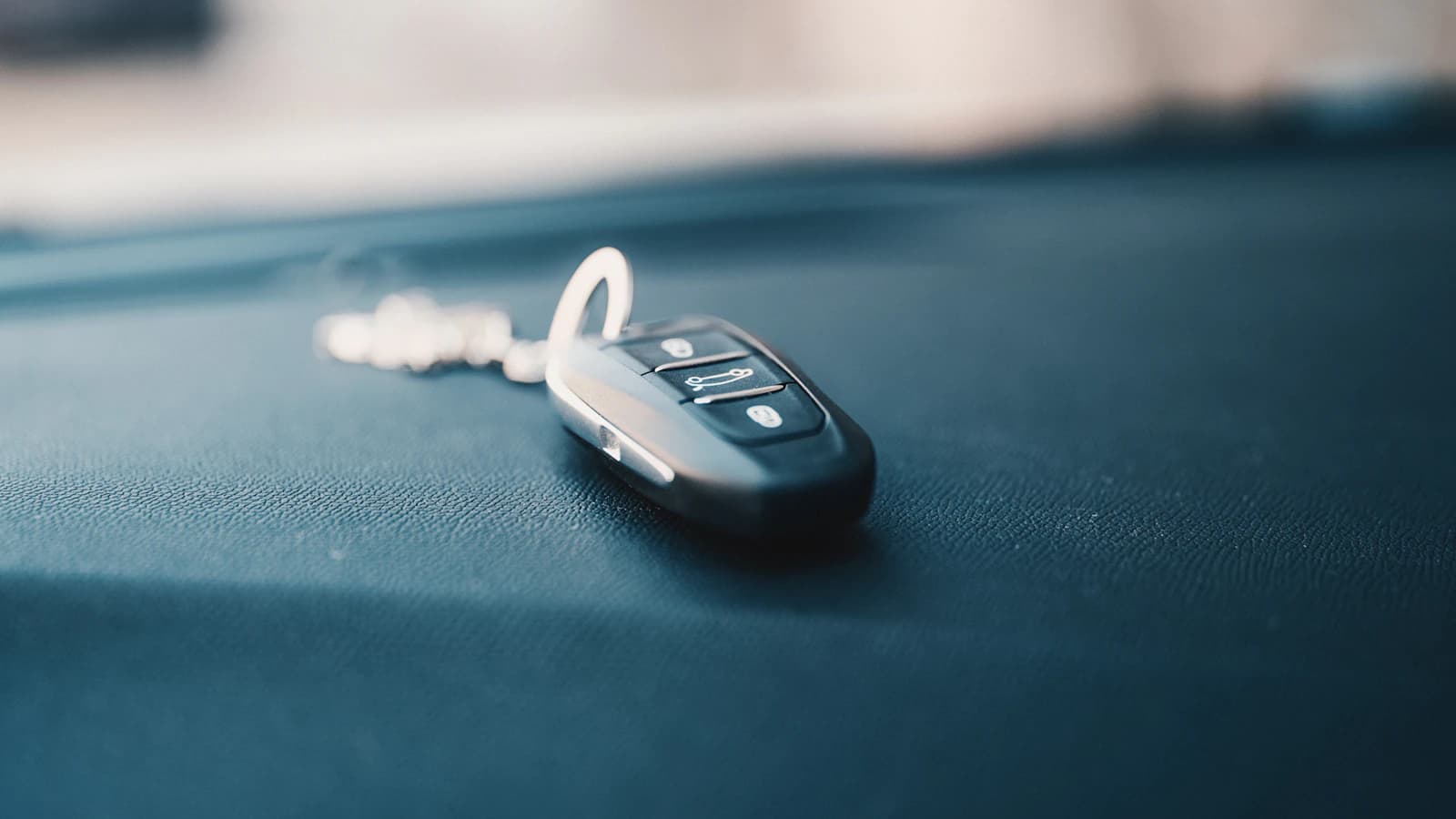 Autosleutels op een sleutelhanger op een houten oppervlak