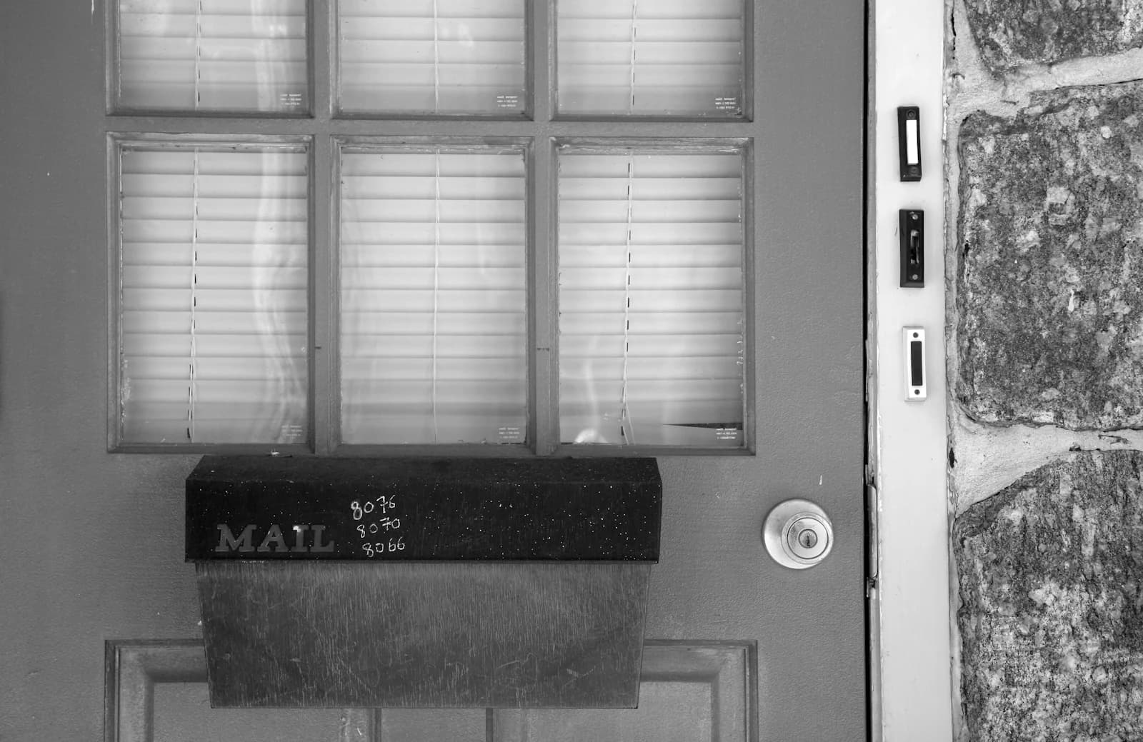 Voordeur van een Nederlandse woning met sleutel in het slot, buitengesloten worden kan iedereen overkomen