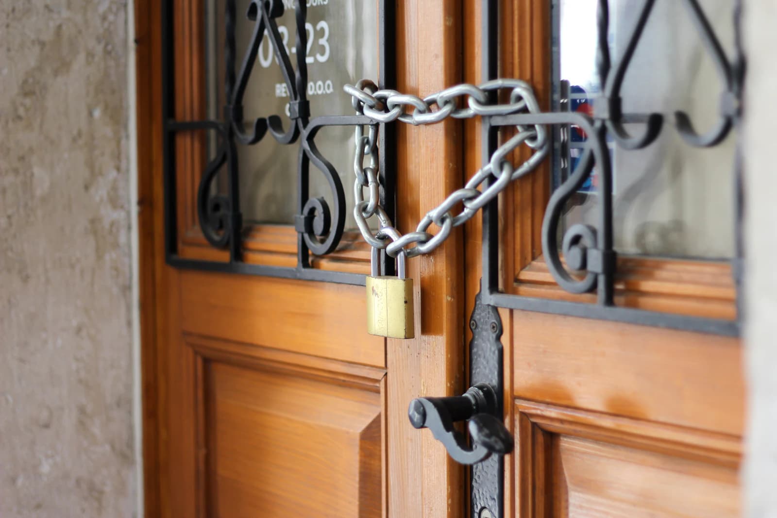 Voordeur met meerpuntsslot als symbool voor een woning die voldoet aan het Politiekeurmerk Veilig Wonen