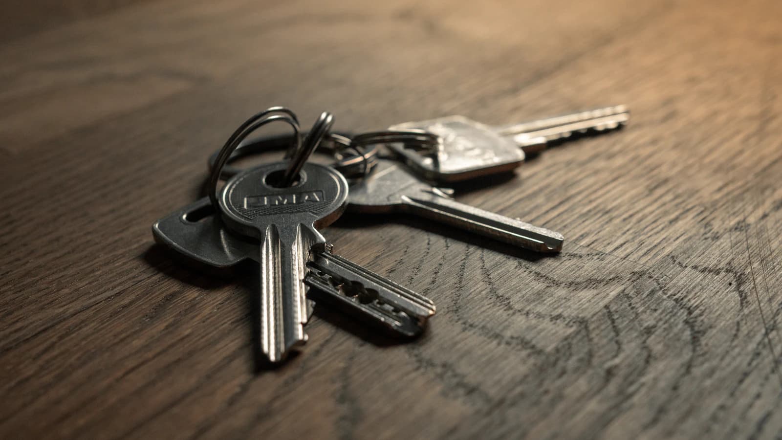 Bos huissleutels op een houten tafel, situatie bij een verloren sleutel