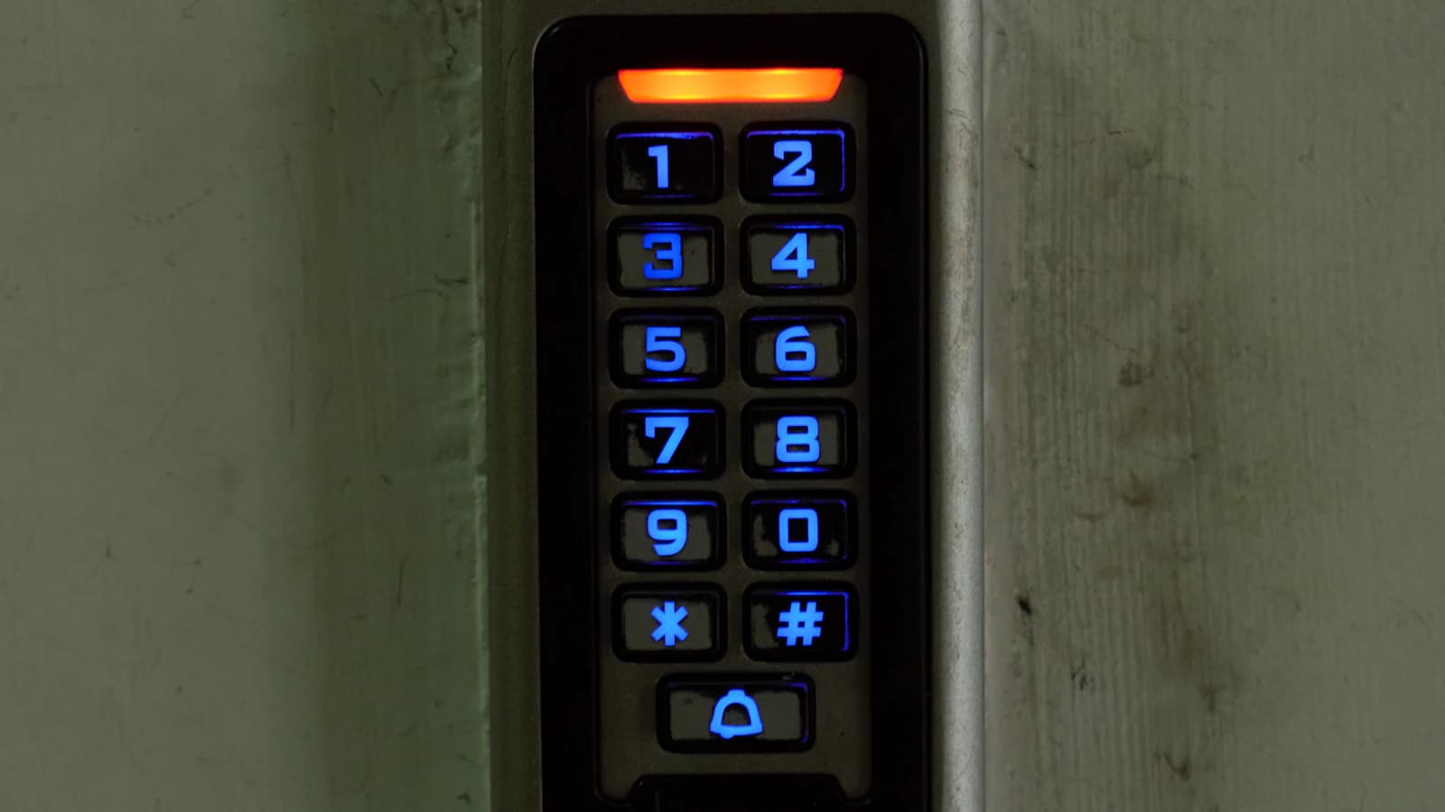 Moderne smart lock met touchscreen op een voordeur
