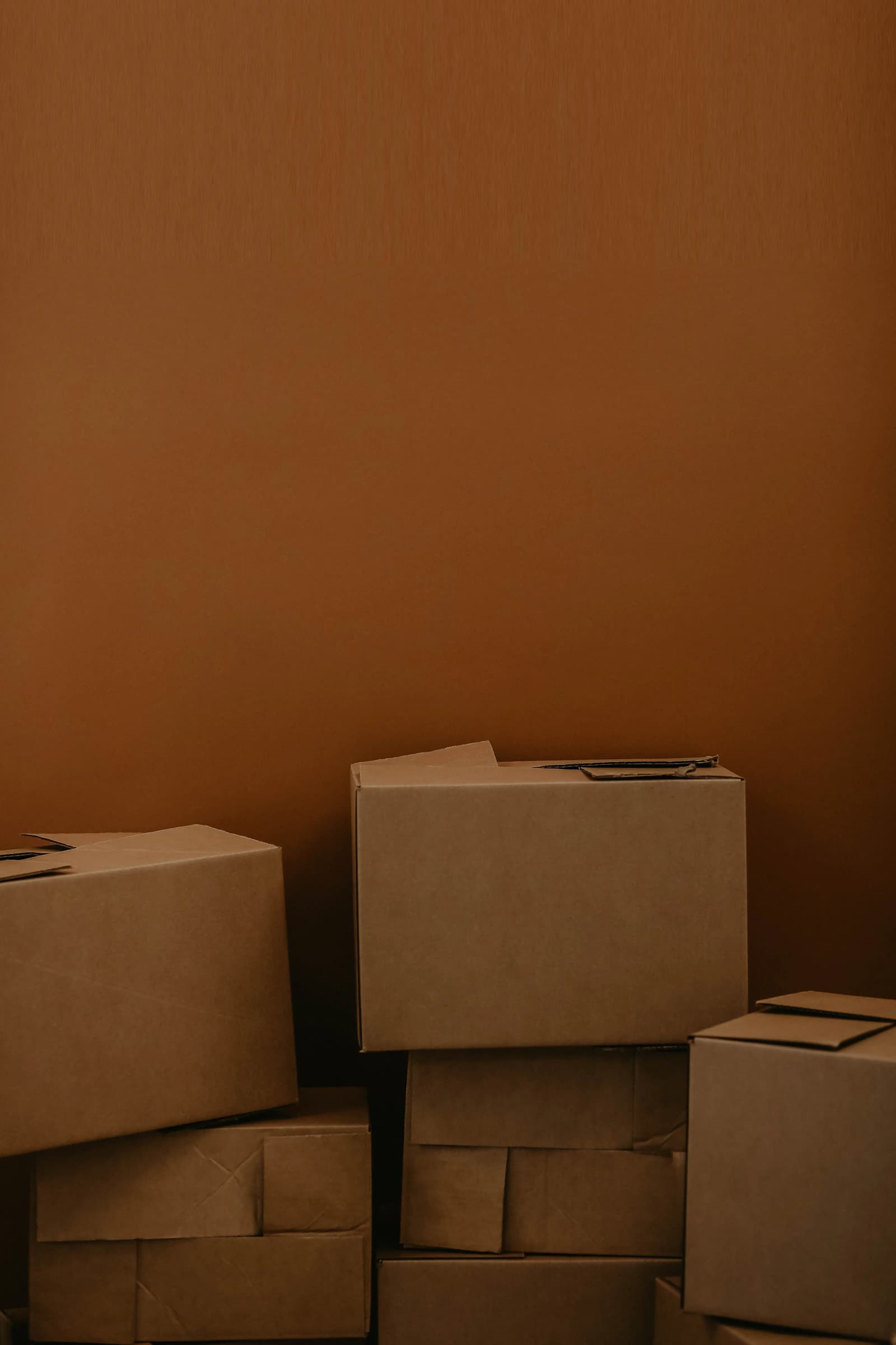Verhuisdozen en verzekeringspapieren in een woonkamer tijdens een verhuizing