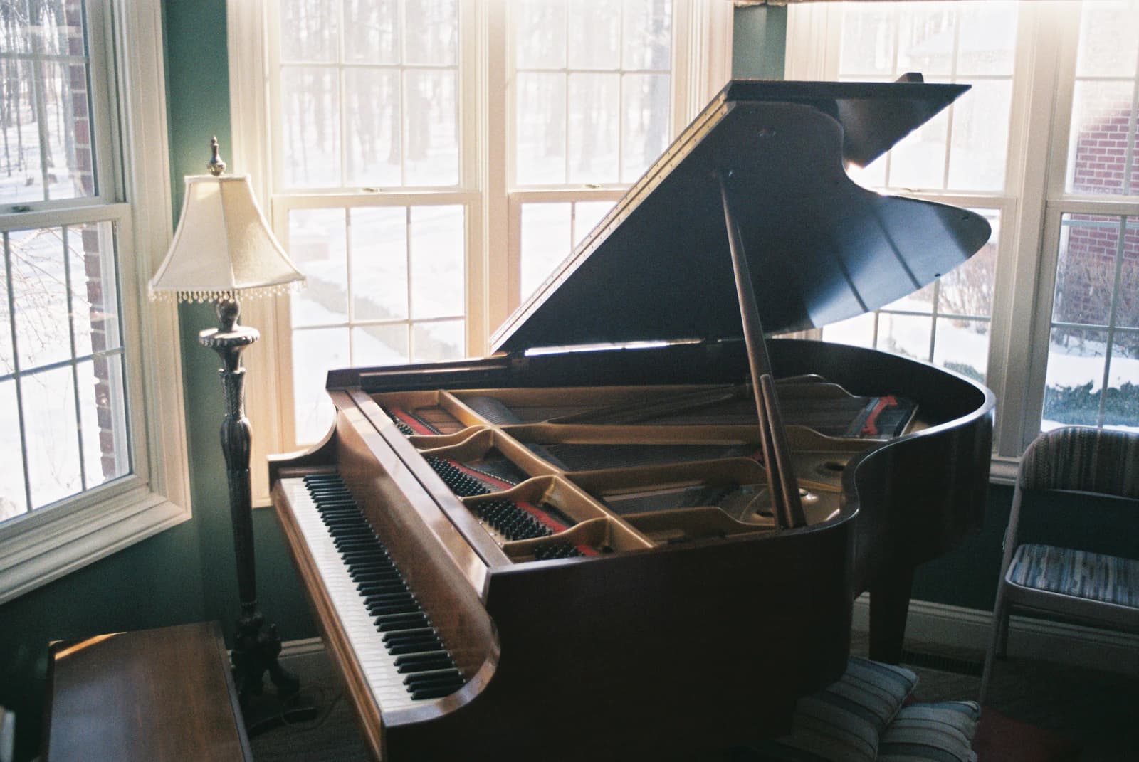 Een vleugel in een lichte woonkamer voorafgaand aan transport door een piano-specialist