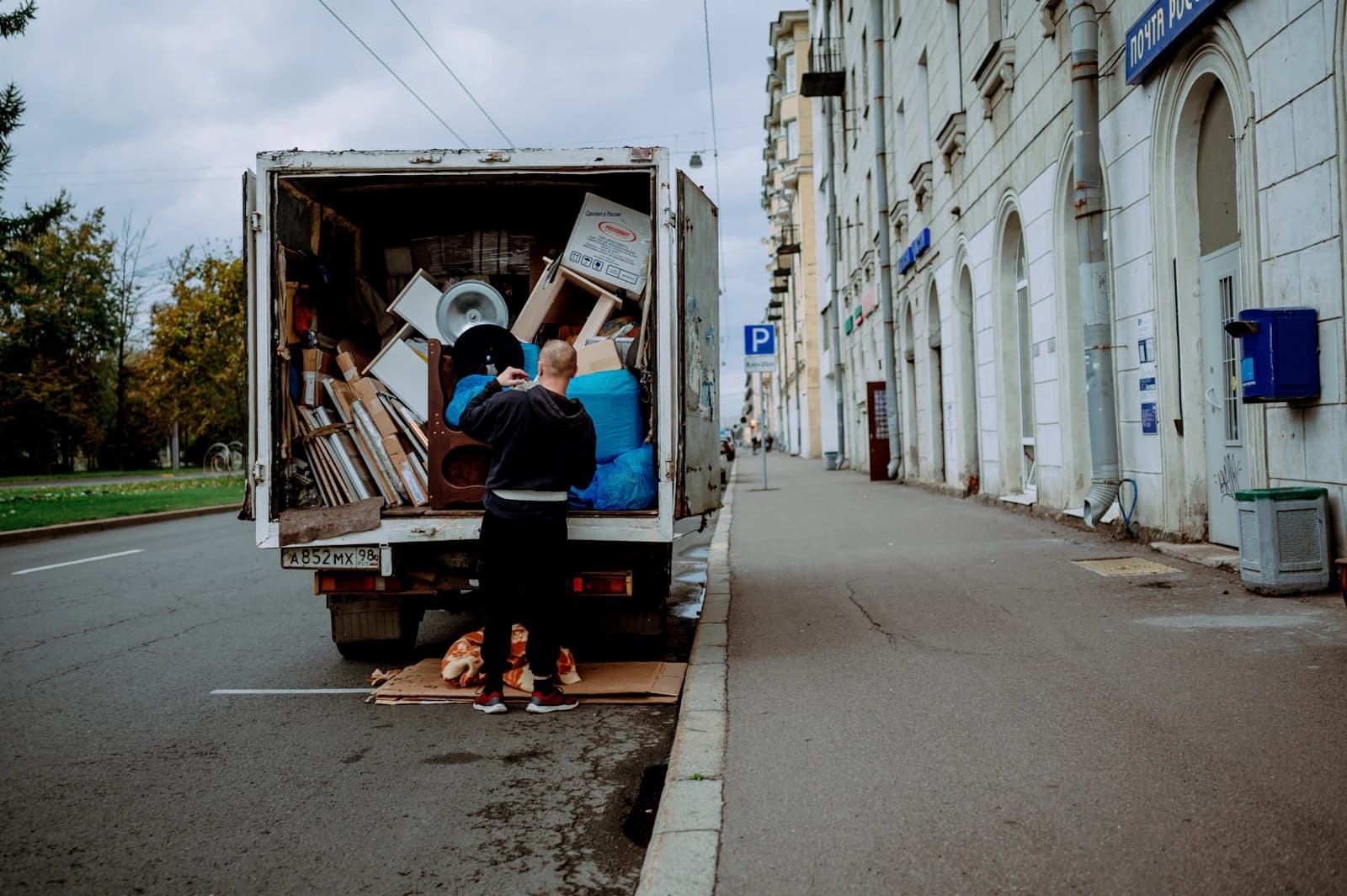 Professioneel verhuisteam laadt meubels in een verhuiswagen tijdens een woningverhuizing
