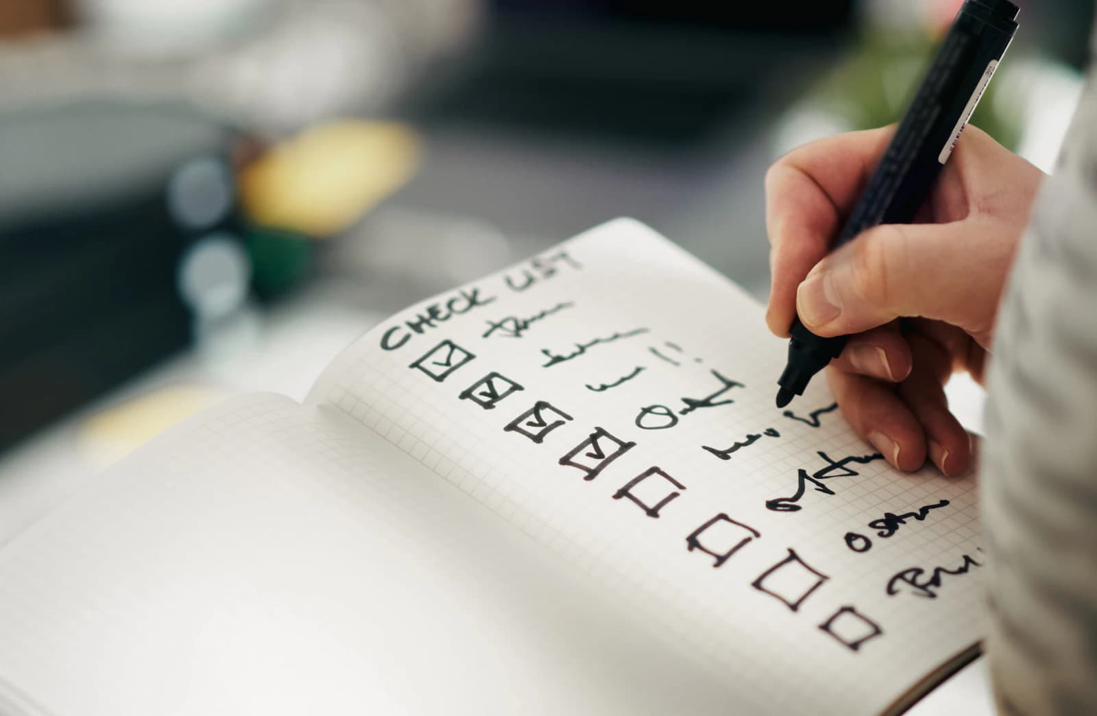 Iemand vinkt items af op een verhuischecklist op een klembord