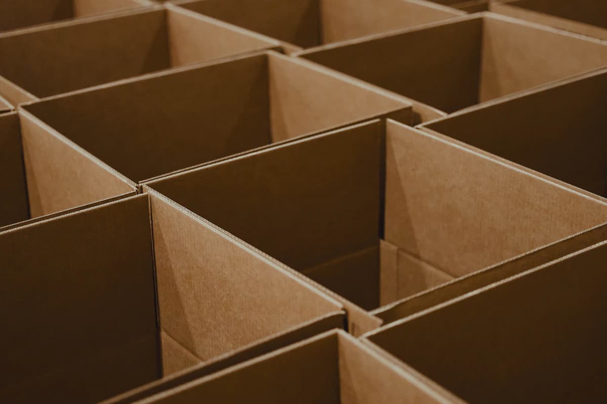 Stapel kartonnen verhuisdozen klaar om ingepakt te worden voor een verhuizing