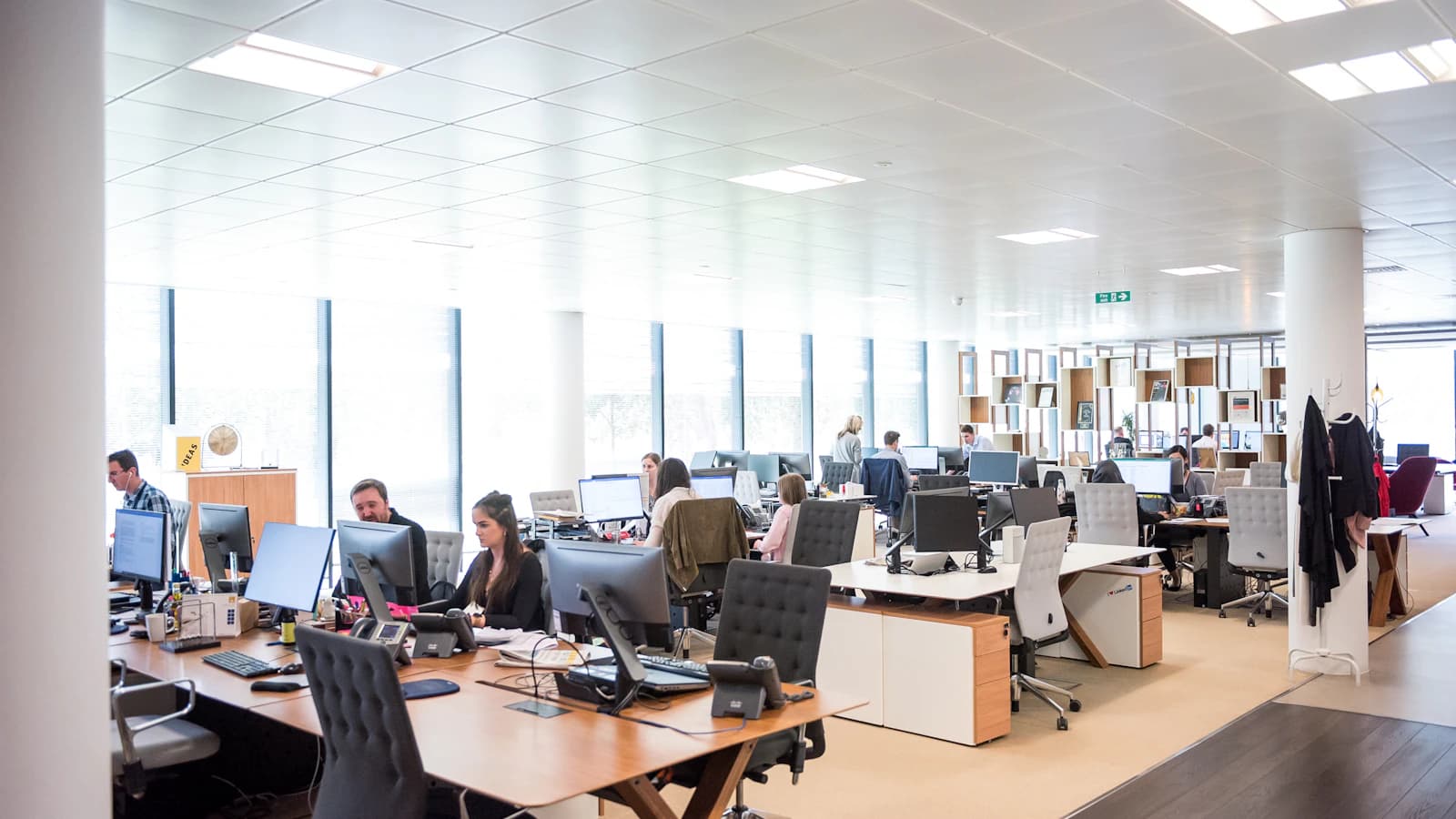 Modern kantoor met bureaus tijdens verhuizing