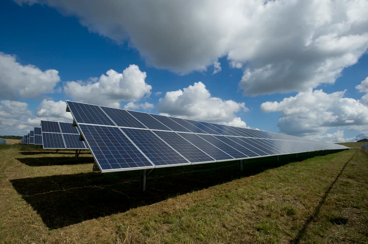 Close-up van monokristallijne zonnepanelen op een dak in het zonlicht