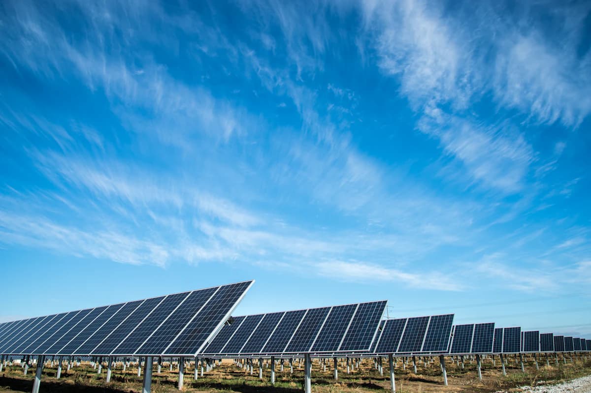 Slimme energiemeter met zonnepanelen op de achtergrond, in de context van saldering en teruglevering