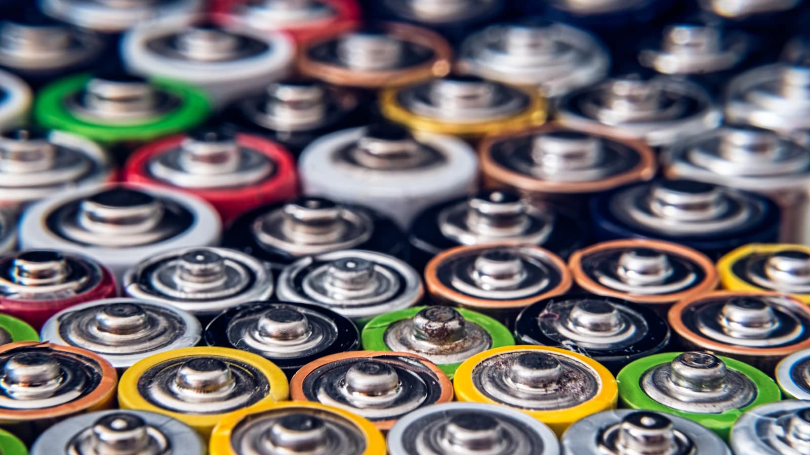 Thuisbatterij module gemonteerd aan de muur in technische ruimte