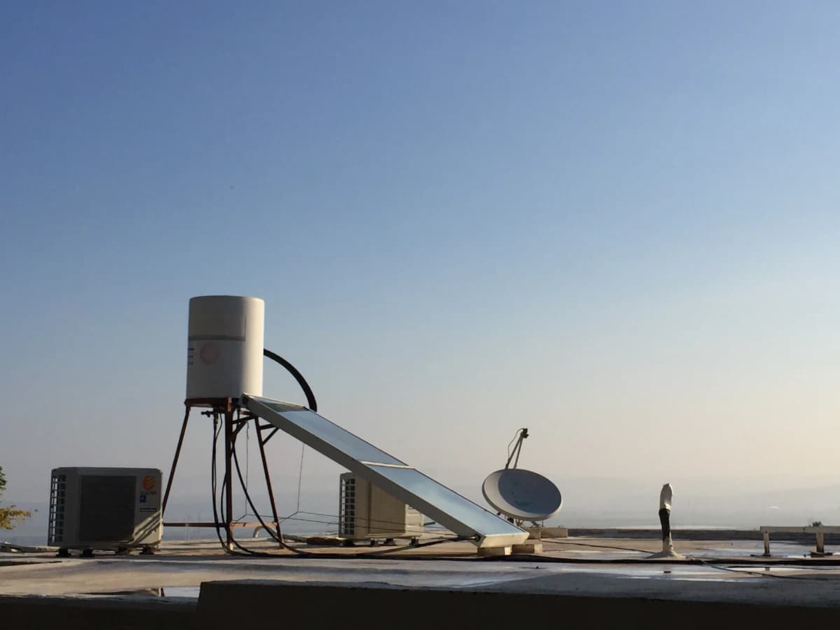 Zonneboiler met collector op een hellend dak voor de productie van warm tapwater