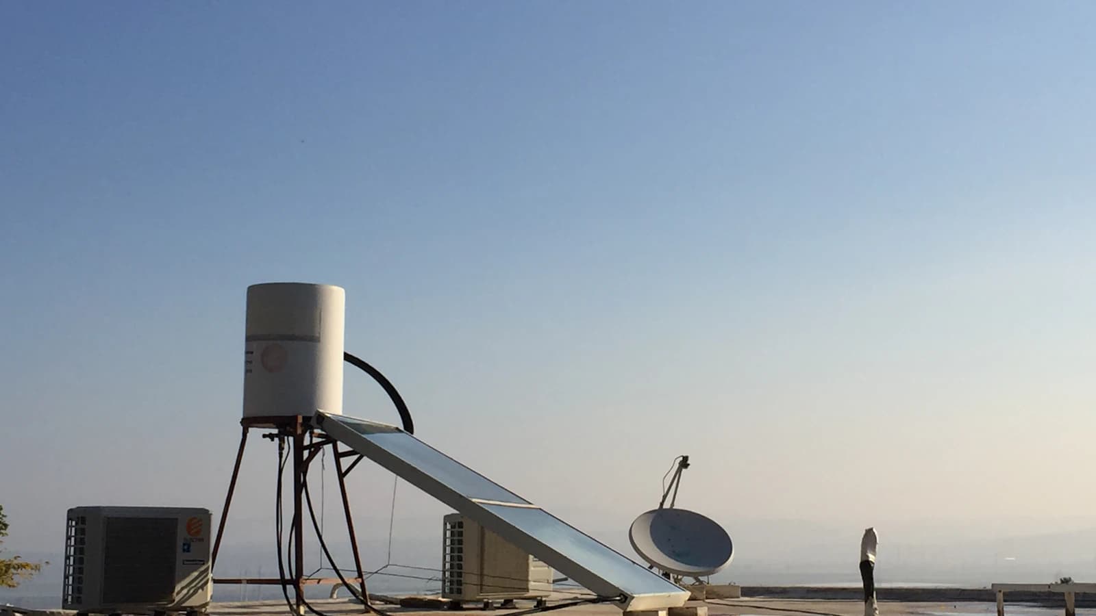 Zonneboiler collectoren naast zonnepanelen op een Nederlands dak