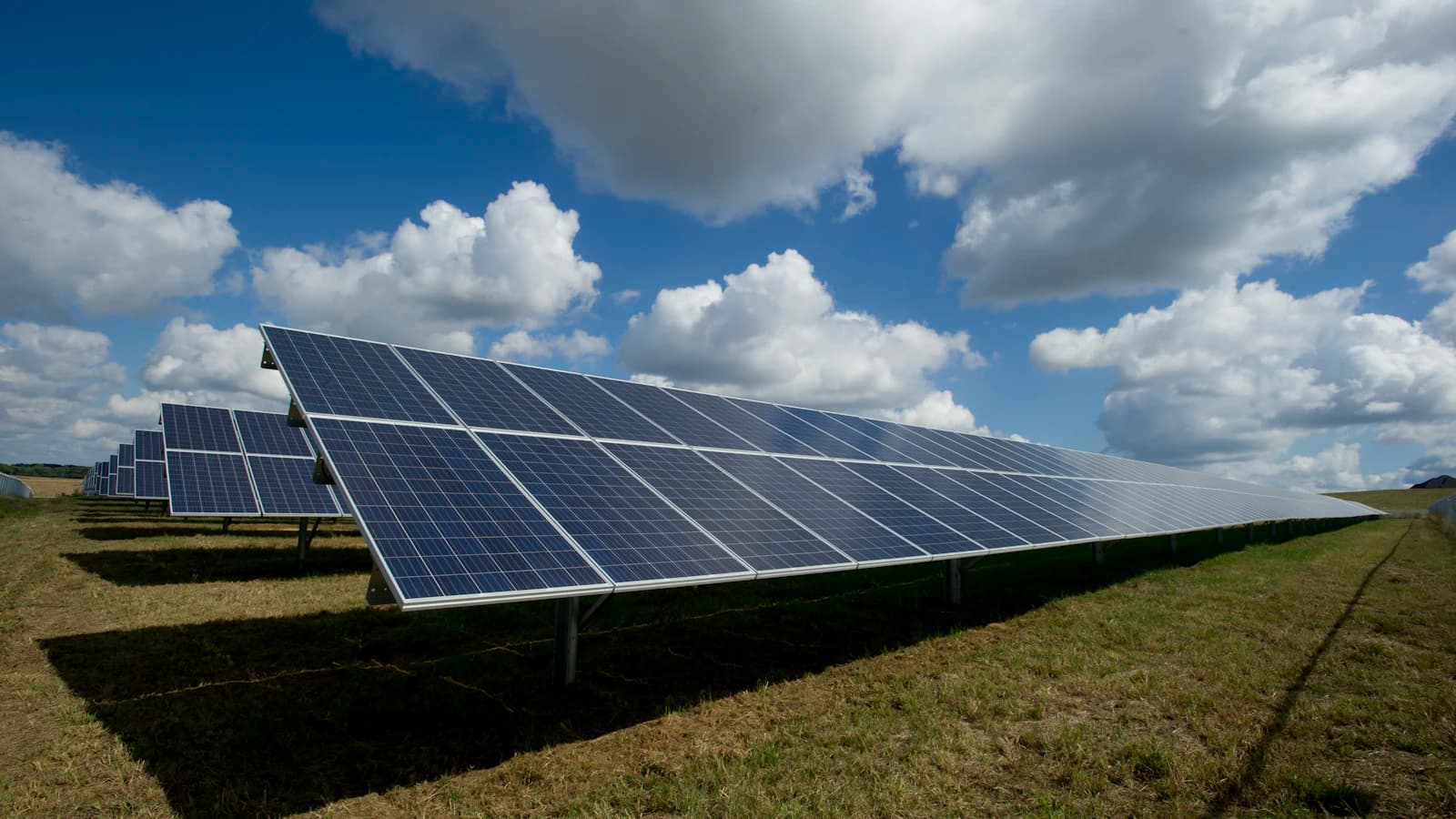 Zonnepanelen op een dak met smartphone-app die opbrengst toont