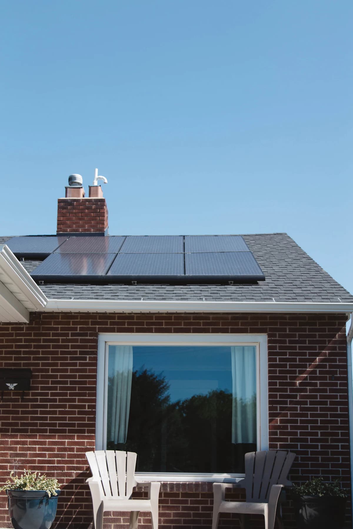 Zonnepanelen op een dak in fel zonlicht, realistische opbrengst voor een Nederlandse woning