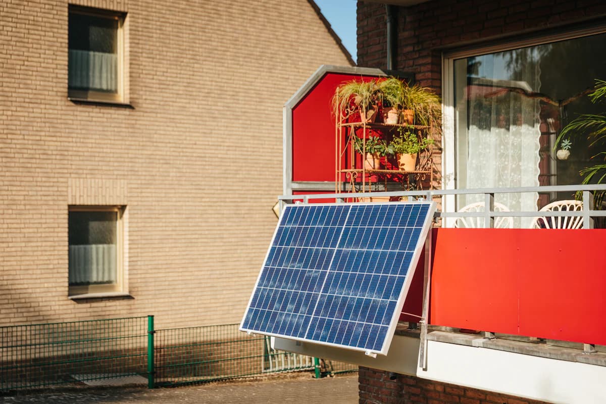 Installateur monteert zonnepanelen op een schuin dak van een woning