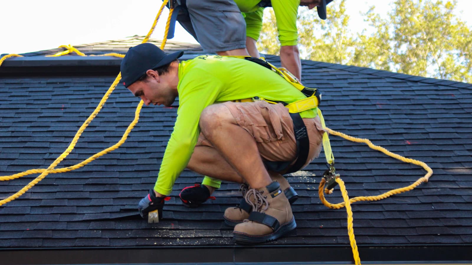 Installateur monteert extra zonnepanelen op een dak met bestaande zonnepaneeleninstallatie