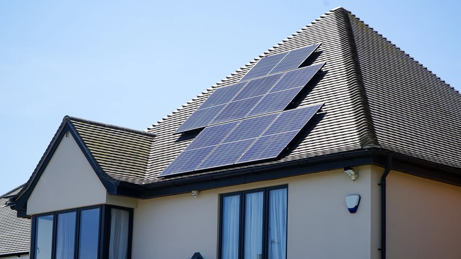 Zonnepanelen op het dak van een Nederlandse woning bij regenachtig weer